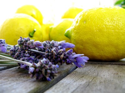 FRUITY SCENT - A sensual Lavender floral scent with a touch of zesty lemon notes.
